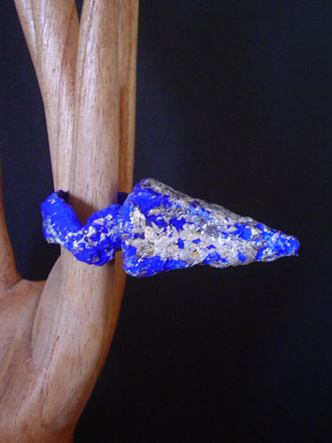 anello piramide blu,papier machè.