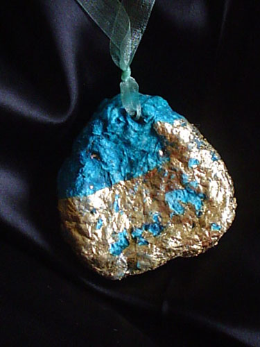 ciondolo verde oro,papier machè.