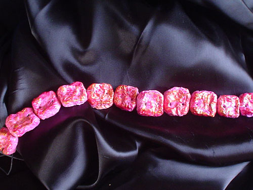 collarino fucsia,papier machè.