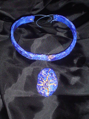 collarino rigido blu,papier machè.