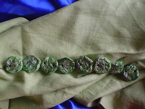 collarino verde chiaro,papier machè.