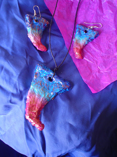 parure corno,papier machè.